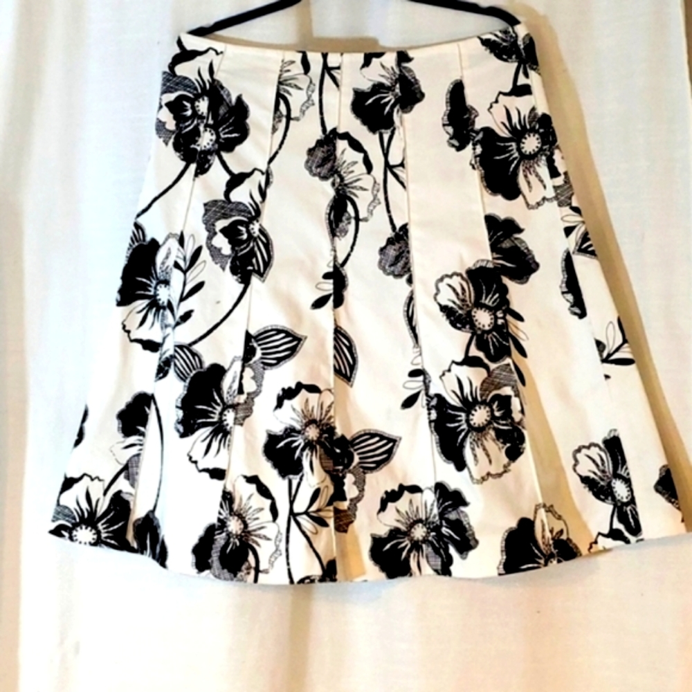 Yansi Fugel Skirt size 10 Black and white Very good condition